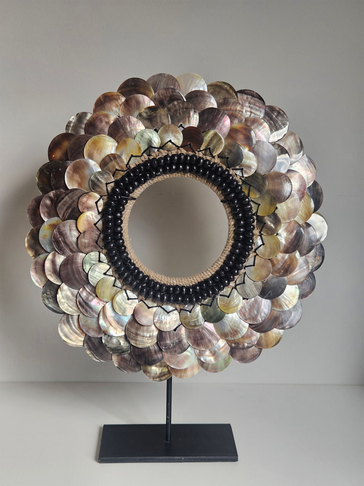 Schelpenketting rondgepolijste schelpen met zwarte kralen op standaard Ø 30xoogte 39 cm