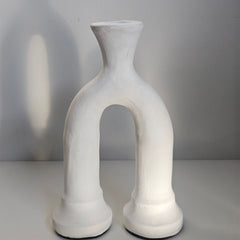 Witte kandelaar in de vorm van een boog.