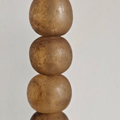 Close-up van kralenketting antique lichtbruin - houten kralen en natuurlijke tinten