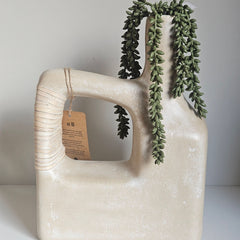 Vaas jerrycan crème ECOmix met moderne vorm en matte afwerking hoogte 31 cm. Uit de opening een groene kunst erwten plant...