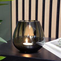 Vase the World waxinelichthouder Tasman in een prachtige grijze kleur. De waxinelichthouder is gemaakt van glas en is mondgeblazen. Sfeerfoto op dressior met een waxinelichtje