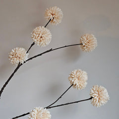 Zijdebloem Chrysanthemum Pompom Crème - 98 cm. De bloemen zijn prachtig rond en hebben fijne blaadjes.