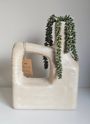 Vaas jerrycan crème ECOmix gepresenteerd met droogbloemen in modern interieur