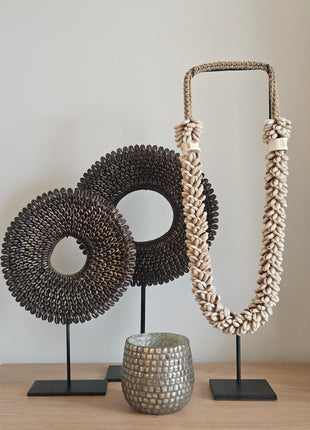 Schelpenketting antiek look donker gepresenteerd op dressoir