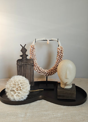 Ornament kam op voet bruin hout gepresenteerd met decoratie