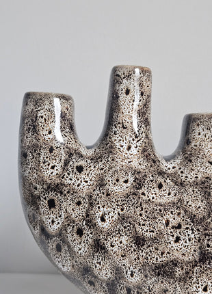 Close-up Vaas tulpenvaas speckled aardewerk met organische vorm en gespikkelde afwerking
