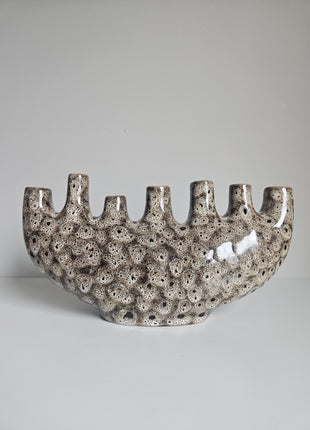 Vaas tulpenvaas speckled aardewerk met organische vorm en gespikkelde afwerking.