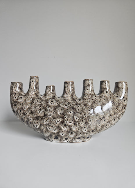 Vaas tulpenvaas speckled aardewerk met organische vorm en gespikkelde afwerking.