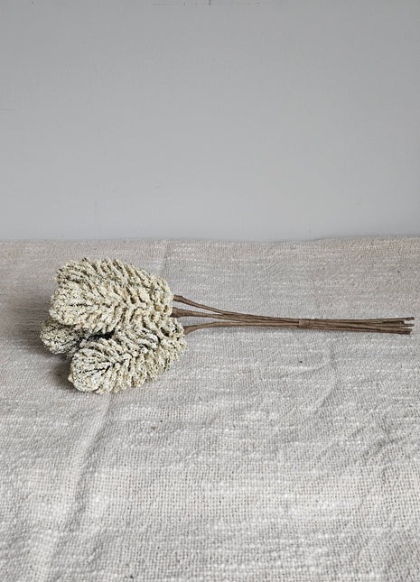 Close-up van kunsttakken wit room - realistische bladeren en zachte tinten