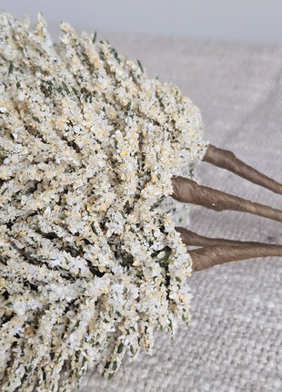 Close-up van kunsttakken wit room - natuurlijke bladvormen en elegante afwerking