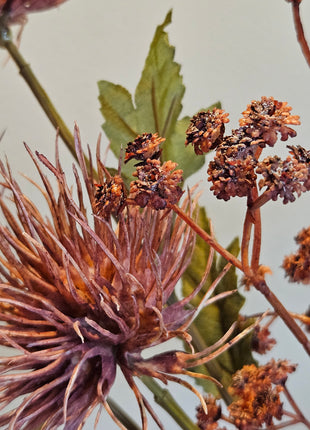 Close-up van kunstbloem eryngium distel - donkerroze tinten en natuurlijke textuur
