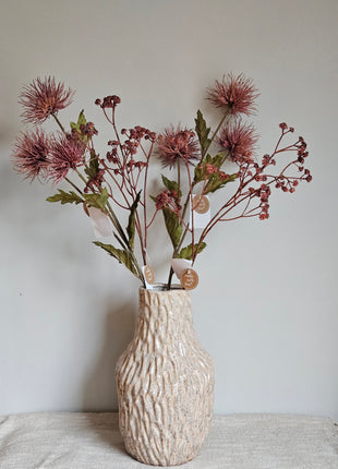 Close-up van kunstbloem eryngium distel donkerroze - stoere uitstraling en realistische bloem