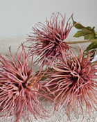 Close-up van kunstbloem eryngium distel donkerroze - stekelige bloem en realistische details