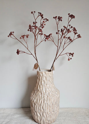 Close-up van kunstbloem gypsophila gipskruid - donkerroze tinten en realistische bloemen