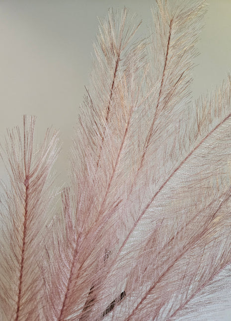 Close-up van kunstveer zachtroze - pluimvorm en elegante afwerking