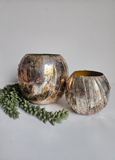 Vaas bolvaas goud metaal gepresenteerd met groene vaas Inga Jahra