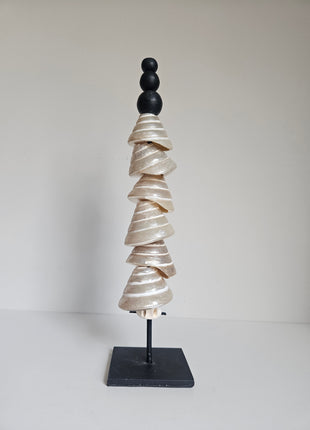 Ornament schelpentoren op voet pearl naturel met handgemaakte schelpen hoogte 38 cm