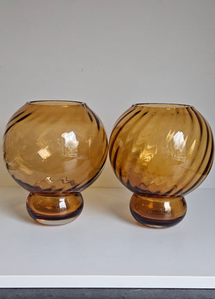Close-up van vaas amber glas - ronde vorm en glanzende glasafwerking