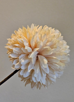 Close-up van kunstbloem chrysanthemum pompom crème - realistische bloemblaadjes