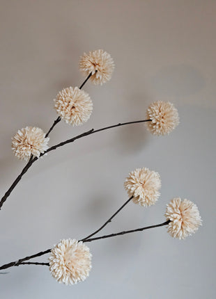 Close-up van kunstbloem chrysanthemum pompom crème - bolbloemen en zachte tinten