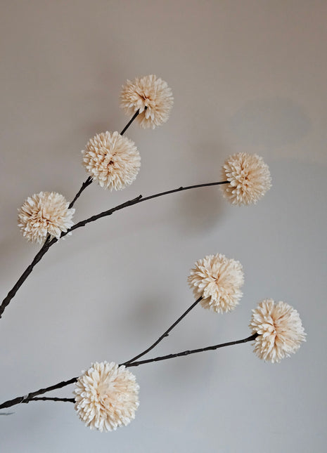 Close-up van kunstbloem chrysanthemum pompom crème - bolbloemen en zachte tinten