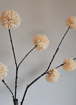 Close-up van kunstbloem chrysanthemum pompom crème - bolbloemen en zachte tinten