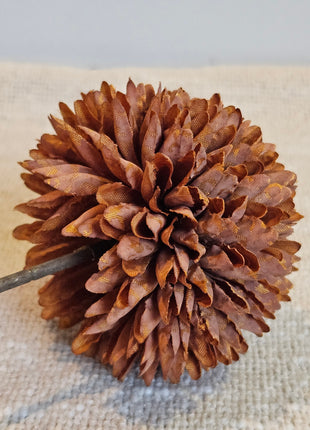 Close-up van kunstbloem chrysanthemum pompom bruin - warme bruintinten en realistische bloemen