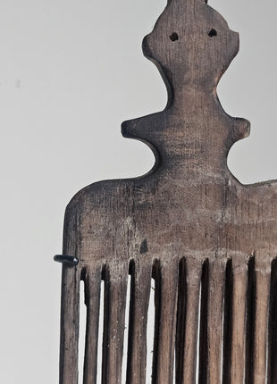 Close-up van ornament kam bruin hout - gedetailleerde figuur