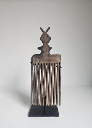 Ornament kam op voet met figuur bruin hout 10 x 27 cm