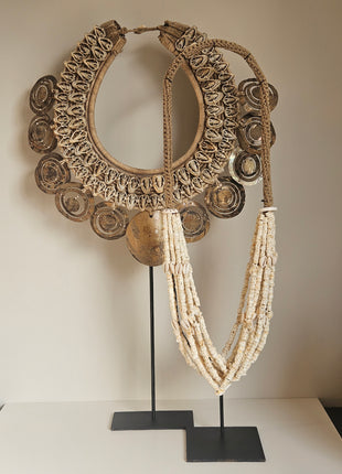 Schelpenketting exclusief dubbel gepresenteerd op dressoir