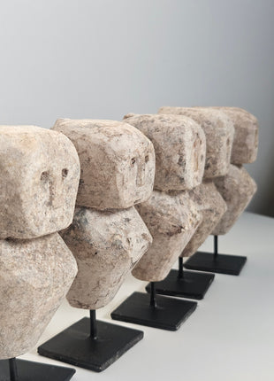 Set van 5 decoratieve stenen ornamenten abstract beige schuin