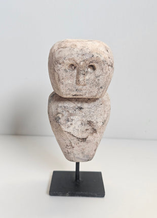 Decoratief stenen ornament abstract beige met metalen voet 5 x 5 x 10 cm