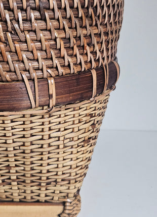 Close-up van rieten opbergmand bruin naturel - handgeweven textuur en natuurlijke afwerking