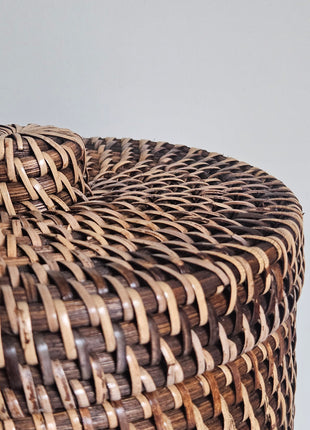 Close-up van rieten opbergmand bruin naturel - handgeweven textuur en natuurlijke afwerking