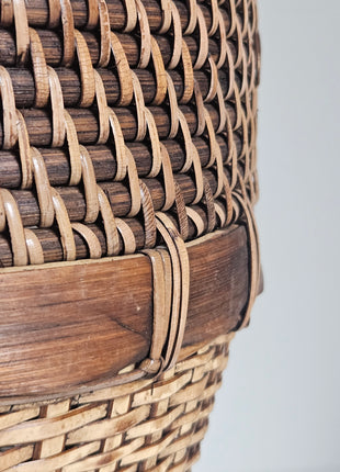 Close-up van rieten opbergmand met deksel bruin naturel - handgeweven textuur en natuurlijke afwerking
