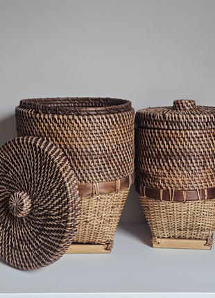 Set van twee rieten opbergmanden met deksel bruin naturel - handgeweven textuur en natuurlijke afwerking