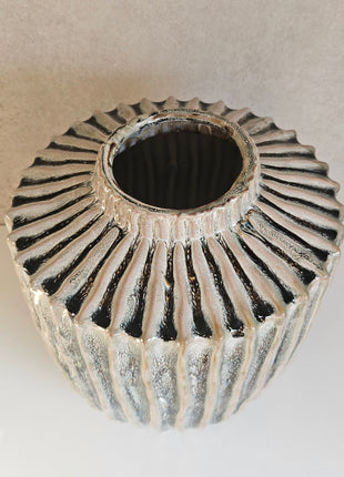 Vaas TALEA olijf crème keramiek gepresenteerd op dressoir met accessoires