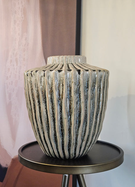 Vaas TALEA olijf crème keramiek gepresenteerd op tafel met decoratie