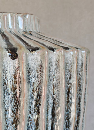 Vaas TALEA olijf crème keramiek met droogbloemen in interieur setting