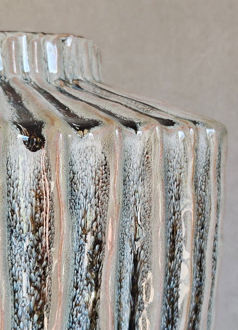 Vaas TALEA olijf crème keramiek met droogbloemen in interieur setting