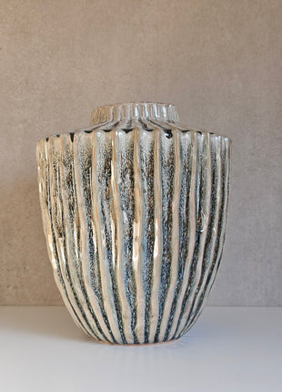 Vaas TALEA olijf crème keramiek met organische vorm hoogte 28 cm