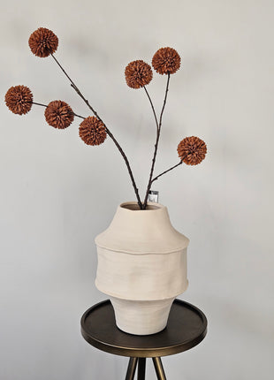 Vaas CORSICO mat crème keramiek gepresenteerd op dressoir met droogbloemen