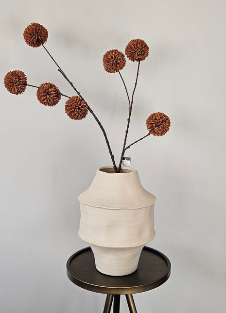 Vaas CORSICO mat crème keramiek gepresenteerd op dressoir met droogbloemen