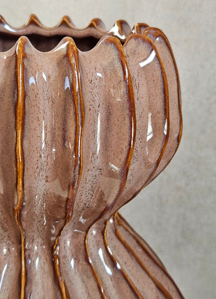 Close-Up Vaas Lenn Roze Keramiek gepresenteerd op een tafelblad. Organische ribbelvormen.