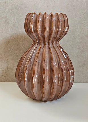 Vaas Lenn Roze Keramiek gepresenteerd op een tafelblad. Organische ribbelvormen.