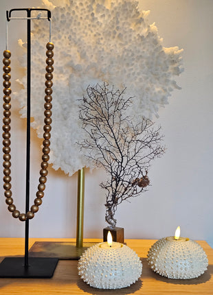 Waxinelichthouder Sea Urchin crème in sfeervol interieur met warme ambiance