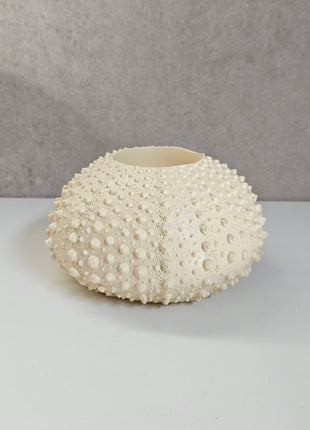 Waxinelichthouder Sea Urchin crème met zee-egel vorm hoogte 7 cm