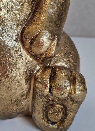 Ornament Chilandy goud met glanzende afwerking op salontafel