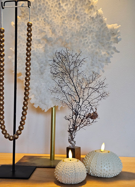 Waxinelichthouder Sea Urchin crème in sfeervol interieur met warme ambiance