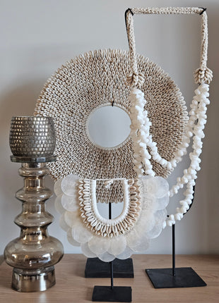 Schelpenketting wit gepresenteerd op dressoir in sfeervol interieur